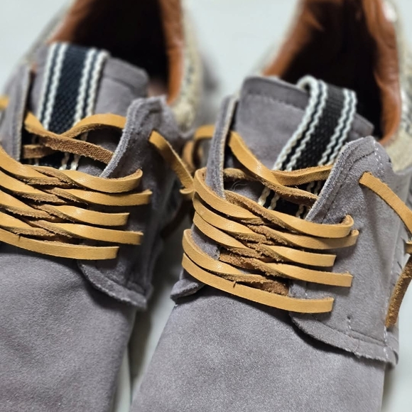 Shu Shop Pepa Womens Fringe Sneakers in a grey/taupe colorway Sz 8.5 - Picture 4 of 7